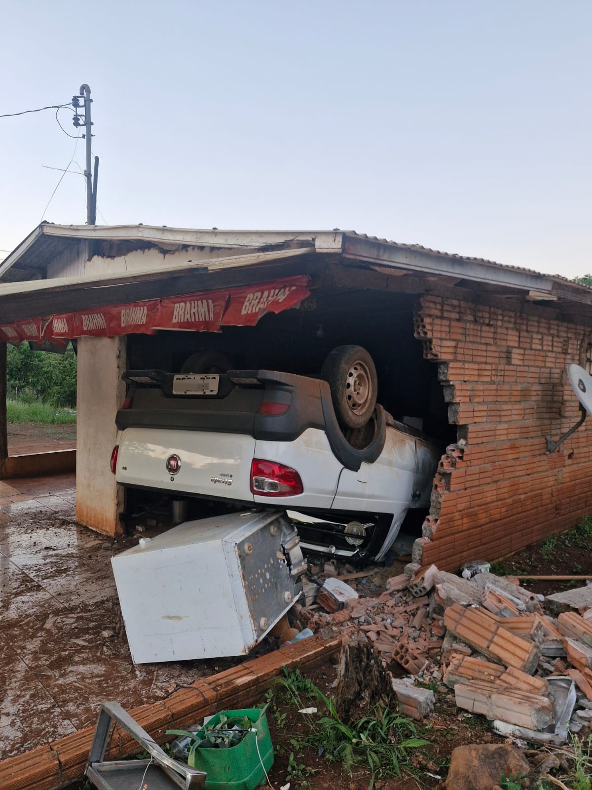 Homem é preso após furtar e capotar veículo em Ouro Verde