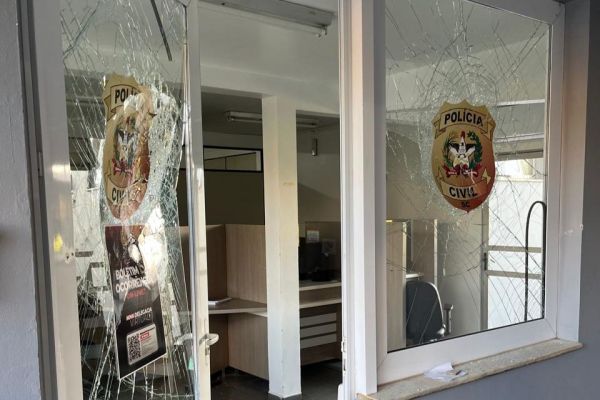 Jovem é detido após vandalizar delegacia em Xanxerê