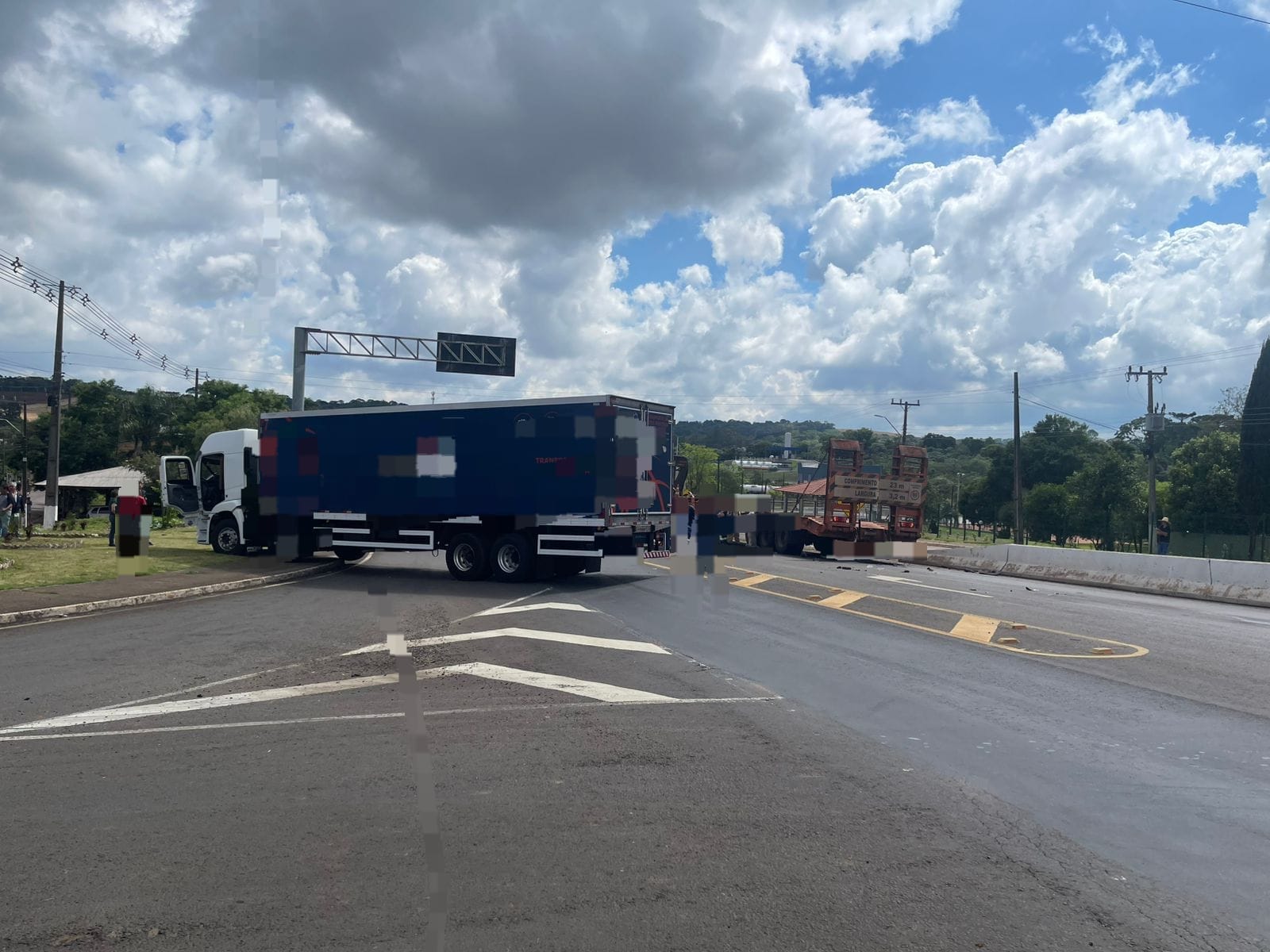 Colisão entre dois caminhões na SC-480 em Chapecó deixa um passageiro ferido