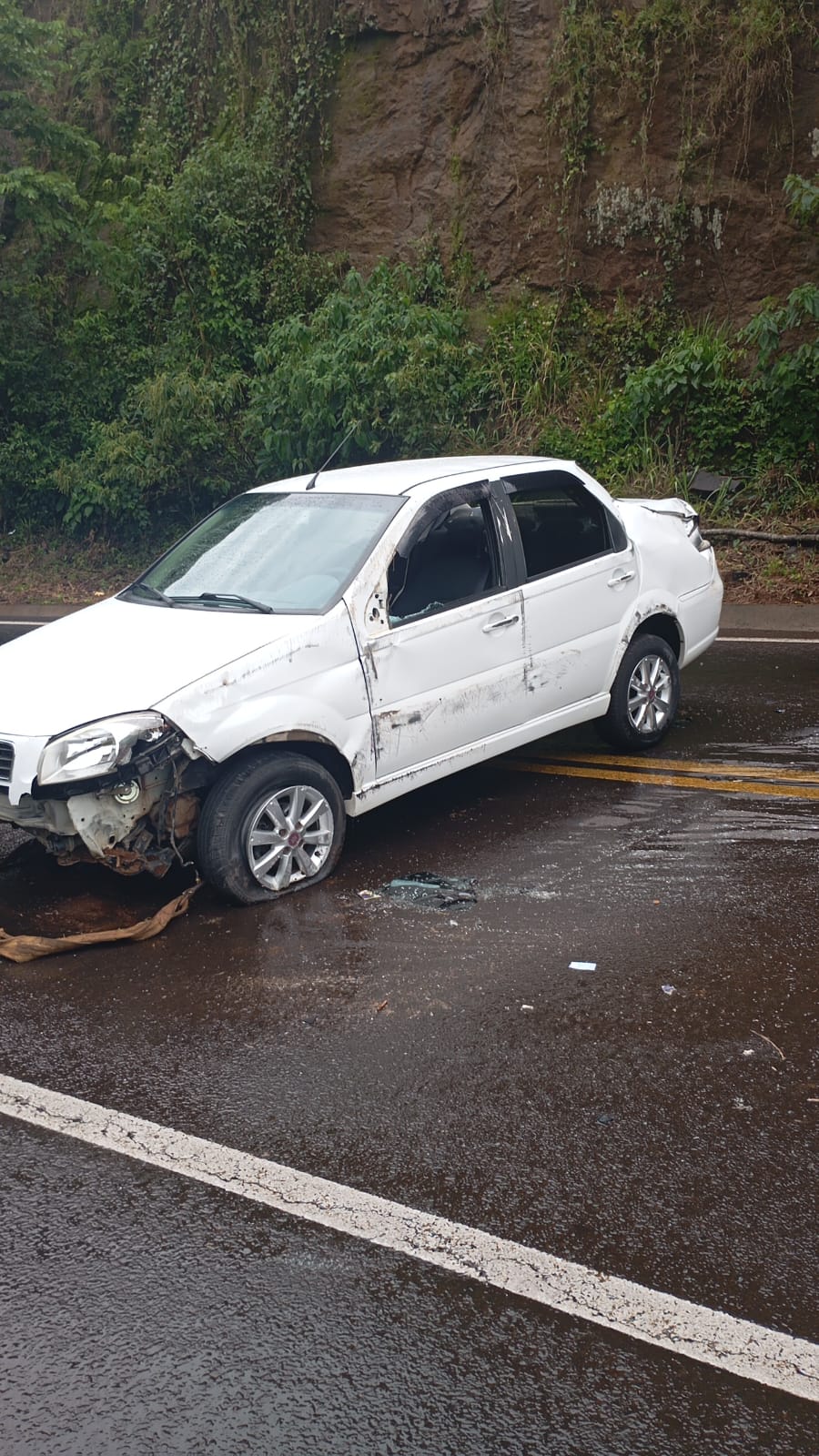 Mulher sofre mal súbito e capota Fiat Siena na SC-157 em Quilombo