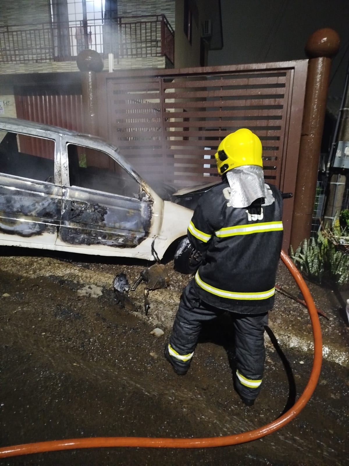 Veículo é consumido por chamas após explosão em Xaxim; motorista escapa ileso