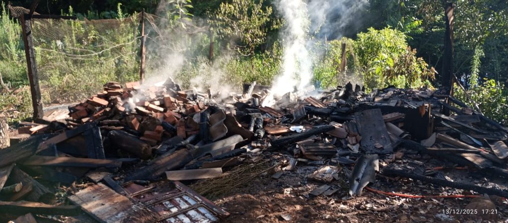 Incêndio destrói depósito de ferramentas e forno de barro em propriedade rural de Nova Itaberaba