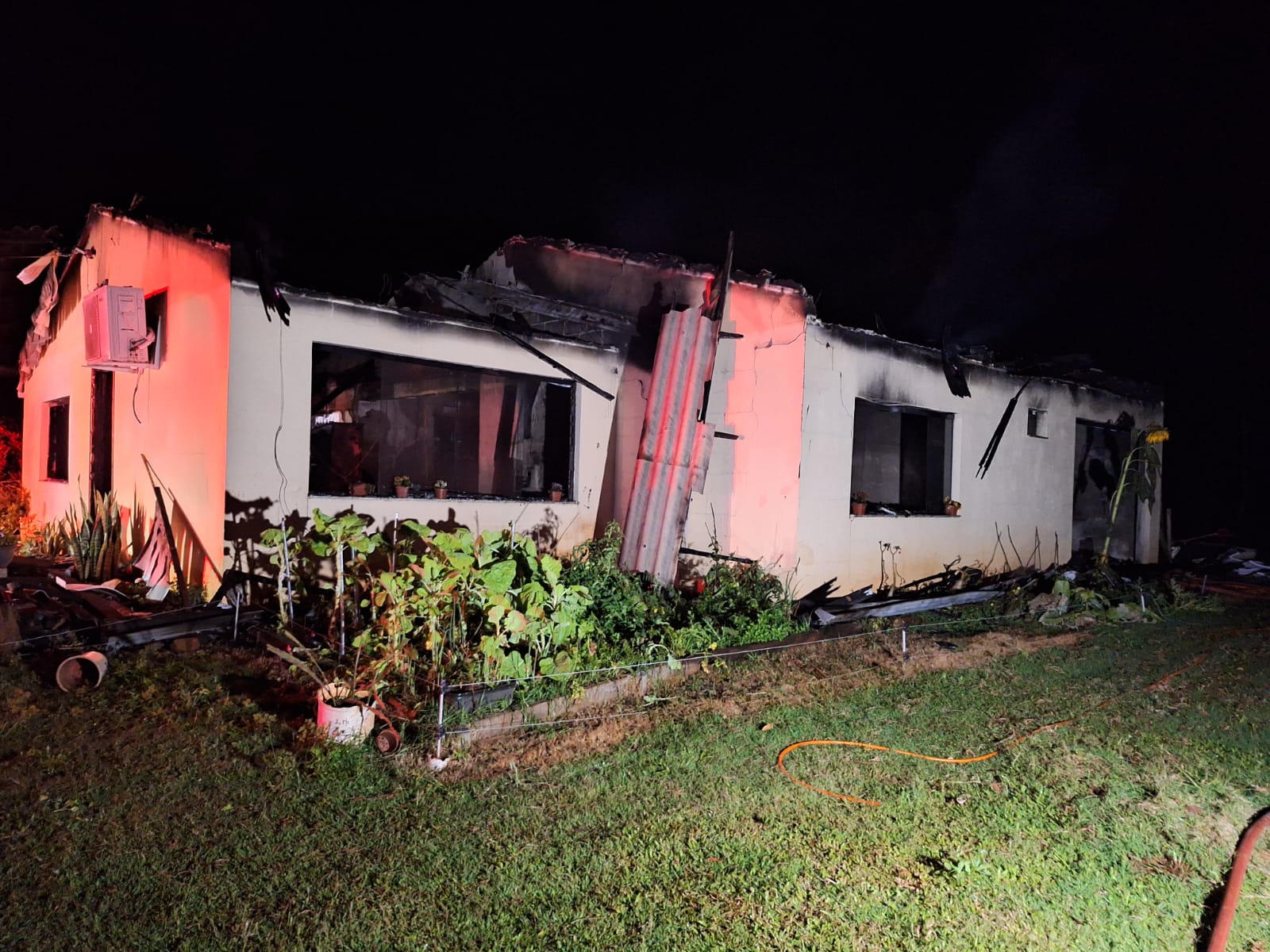 Bombeiros combatem incêndio que destruiu residência na Linha Bento, interior de Bom Jesus