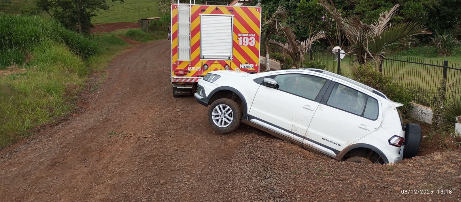 Mulher sofre crise de ansiedade após carro cair em vala em Pinhalzinho