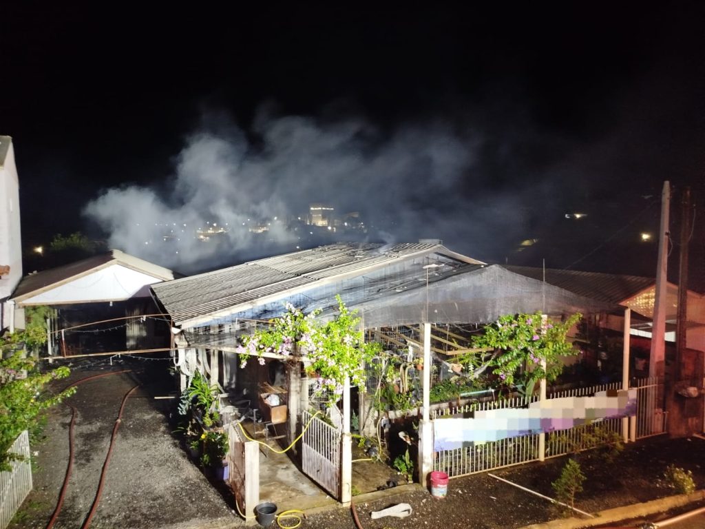 Incêndio consome duas edificações em Maravilha na madrugada desta quarta-feira