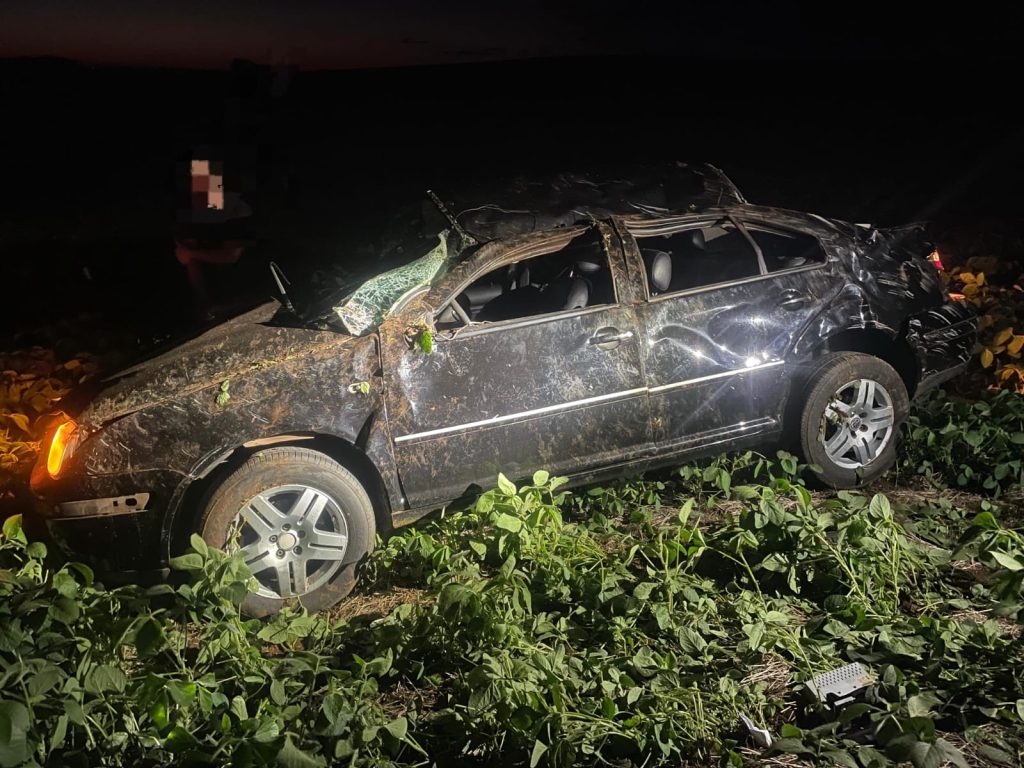 Quatro pessoas ficam feridas após VW Bora capotar na SC-160 em Campo Erê