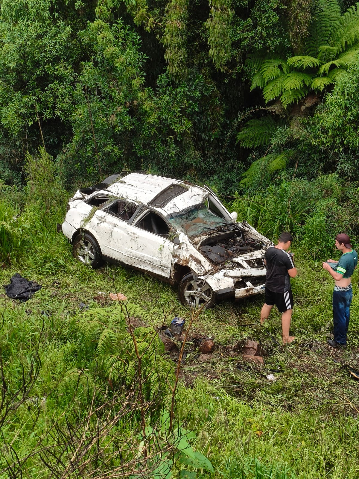 Duas jovens saem ilesas após carro capotar na BR-282 em Ponte Serrada