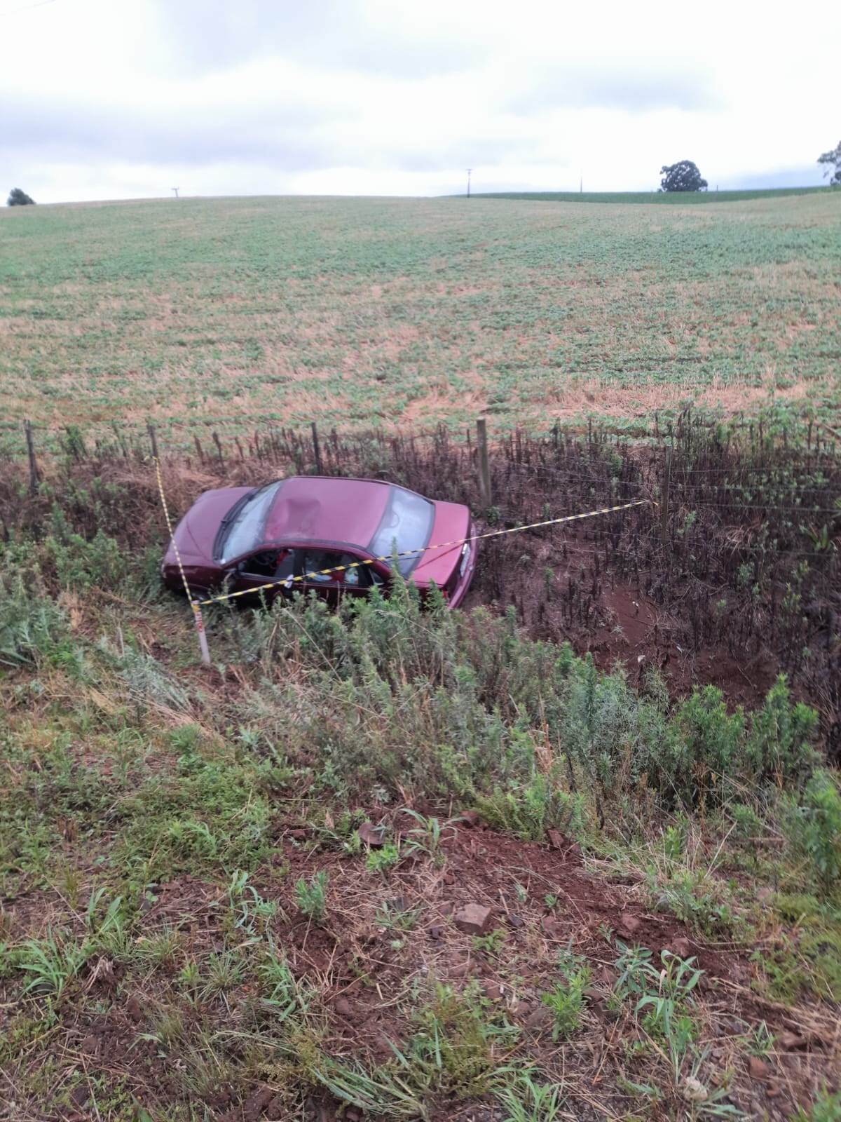 Casal escapa ileso após sair da pista na SC-305 em Anchieta