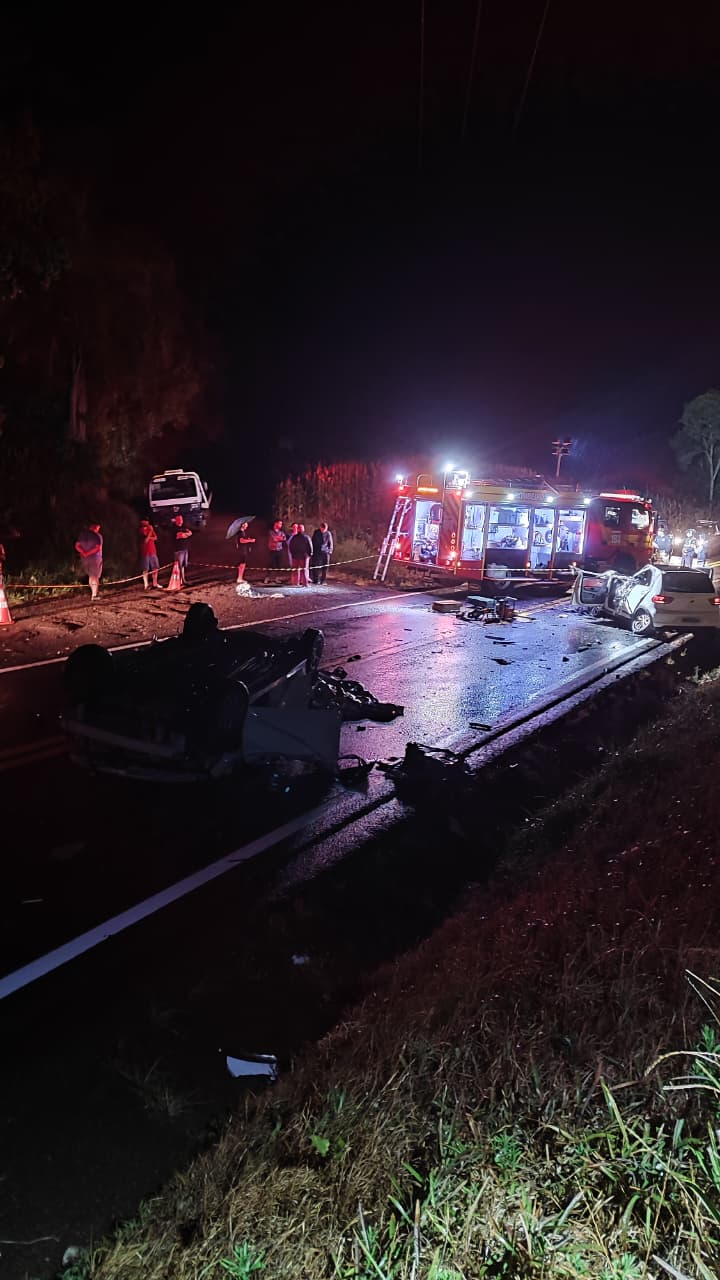 Colisão frontal na BR-163 deixa três mortos e uma ferida na divisa PR/SC