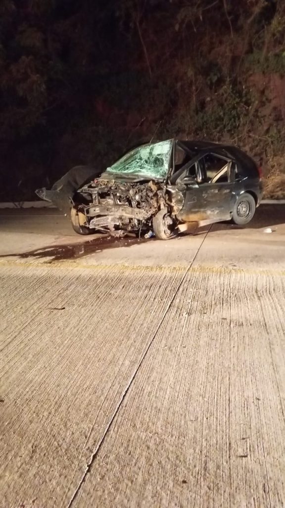 Colisão frontal entre dois Palios na BR-163 em Guaraciaba deixa um morto e um gravemente ferido