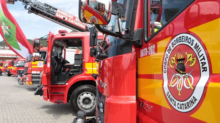 Bombeiros controlam incêndio que destruiu aviário de 1.200 m² em Quilombo