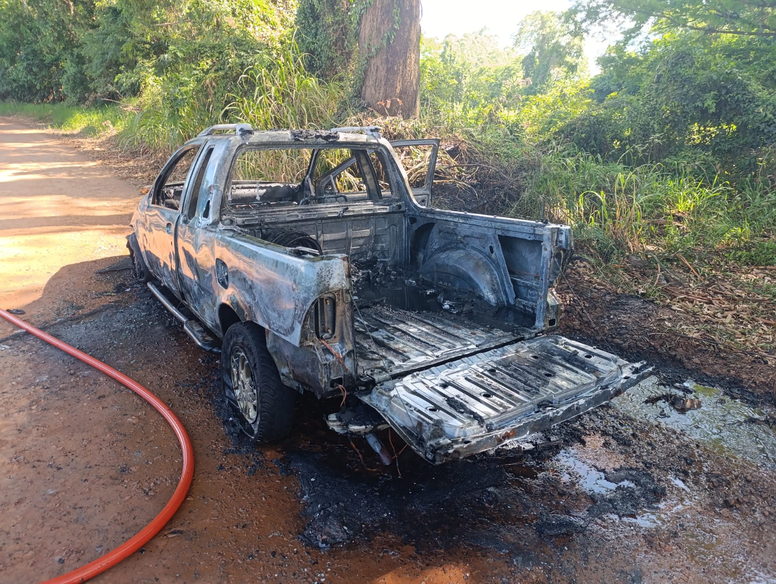Carro é consumido por chamas após falha mecânica na Linha Letras em Iporã do Oeste