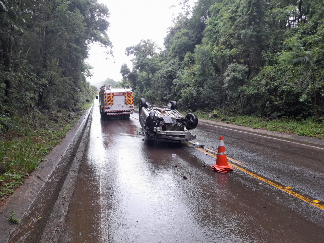 Pai e filha saem ilesos após carro capotar na SC-305 em Anchieta durante chuva forte
