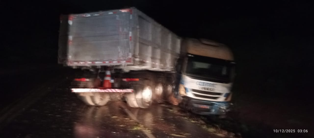 Carreta carregada com cilindros de GNV sai da pista na BR-282 em Pinhalzinho