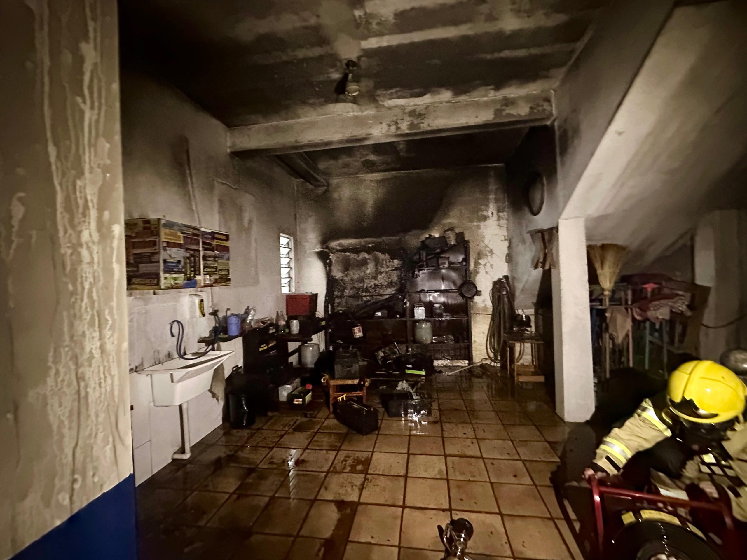 Bombeiros controlam incêndio em revenda de baterias no centro de Dionísio Cerqueira