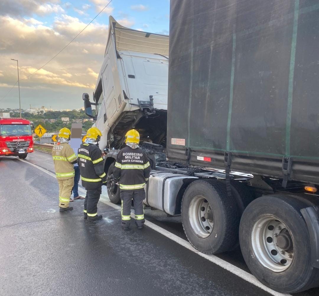 Motorista controla incêndio em carreta na BR-282 em Xanxerê antes da chegada dos bombeiros